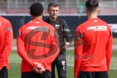 3.Liga - Saison 2022/2023 - FC Ingolstadt 04 -  - Cheftrainer Michael Köllner (FCI) beim ersten Training - Cheftrainer Michael Köllner (FCI) begrüsst die Spieler - Foto: Meyer Jürgen