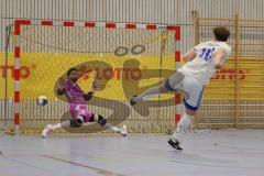 Lotto Bayern Hallencup - Lindenkreuzhalle Saison 2024/25 - FC Deisenhofen - Türk SV Ingolstadt - 6 meter schiessen - Jonas Herrmann weiss Deisenhofen - Tobias Gooss TW rot Türk SV Ing. - Foto: Meyer Jürgen