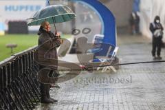 3. Liga - Hansa Rostock - FC Ingolstadt 04 - Im Interview Geschäftsführer Manuel Sternisa (FCI) kämpf mit Wind Wetter Sturm Regen Regenschirm