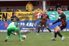 3. Liga; FC Ingolstadt 04 - SG Dynamo Dresden; Marcel Costly (22, FCI) Flanke zu Jannik Mause (7, FCI) Torwart Broll Kevin (35 DD) schneller