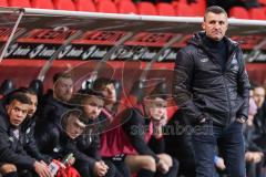 3. Liga; FC Ingolstadt 04 - Preußen Münster; konzentriert Cheftrainer Michael Köllner (FCI) an der Seitenlinie, Spielerbank