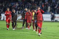 3. Liga; VfL Osnabrück - FC Ingolstadt 04; Spiel ist aus, Niederlage, hängende Köpfe, Spieler bedanken sich bei den Fans Davide Sekulovic (33, FCI) Cheftrainerin Sabrina Wittmann (FCI) Simon Lorenz (32, FCI) Mattis Hoppe (2, FCI) Co-Trainer Patrick Schönf