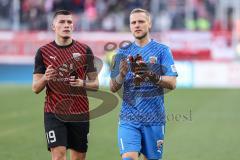 3. Liga; SSV Jahn Regensburg - FC Ingolstadt 04; Unentschieden nach dem Spiel Spieler bedanken sich bei den Fans, Mladen Cvjetinovic (19, FCI) Torwart Marius Funk (1, FCI)