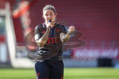 2. Frauen-Bundesliga; FC Ingolstadt 04 - SC Sand; Spiel ist aus, Spielerinnen bedanken sich bei den Fans, Torwartin Maier Franziska (1 FCI) spricht zu den Fans