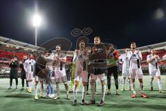 2.BL; 1. FC Nürnberg - FC Ingolstadt 04; Spiel ist aus, Sieg 0:5, Mannschaft geht zu den mitgereisten Fans, Jubel Freude Tanz Dominik Franke (3 FCI) Filip Bilbija (35, FCI) Dennis Eckert Ayensa (7, FCI) Fatih Kaya (9, FCI) Visar Musliu (16, FCI) Torwart F