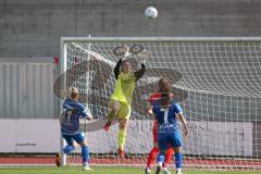 2. Fußball-Liga - Frauen - Saison 2022/2023 - FC Ingolstadt 04 - SC Sand - Torwart Maier Franziska (Nr.1 - FC Ingolstadt 04 ) fängt den Ball sicher - König Cindy blau SC Sand - Foto: Meyer Jürgen