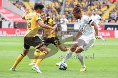 3. Liga; SG Dynamo Dresden - FC Ingolstadt 04; Zweikampf Kampf um den Ball Leon Guwara (6, FCI) Kammerknecht Claudio (15 DD) Hauptmann Niklas (27 DD)