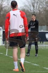 3.Liga - Saison 2022/2023 - FC Ingolstadt 04 -  - Cheftrainer Michael Köllner (FCI) beim ersten Training - Cheftrainer Michael Köllner (FCI) gibt Anweisungen -  - Foto: Meyer Jürgen