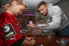 3.Liga - Saison 2022/2023 - FC Ingolstadt 04 -  - Fantreffen im Sporttreff - Maximilian  Dittgen (Nr.10 - FCI) mit Fans und gibt Autogramme - Foto: Markus Banai