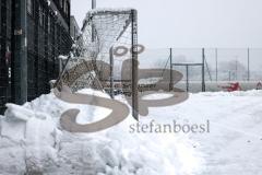 2023_12_1 - - Saison 2023/24 - Schnee auf dem Fussballplatz - ASP - Audi Sport Park - Platz ist gesperrt - Schild platz ist gesperrt Schnee Tor Spielabsage Schnee - Foto: Meyer Jürgen