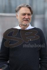 3.Liga - Saison 2022/2023 - FC Ingolstadt 04 -  - Cheftrainer Michael Köllner (FCI) beim ersten Training - Geschäftsführer Sport und Kommunikation Dietmar Beiersdorfer (FCI) sieht beim Training zu - Foto: Meyer Jürgen