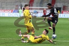 3. Liga; FC Ingolstadt 04 - Borussia Dortmund II; Zweikampf Kampf um den Ball Bryang Kayo (48, FCI) Roggow Franz (8 BVB2) Göbel Patrick (17 BVB2)