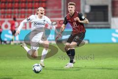 3. Liga; FC Ingolstadt 04 - SC Freiburg II; Zweikampf Kampf um den Ball Julian Kügel (31, FCI) Johansson Ryan (28 SCF)