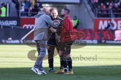 2.BL; FC Ingolstadt 04 - Holstein Kiel; Cheftrainer André Schubert (FCI) dankt Marc Stendera (10, FCI) Co-Trainer Asif Saric (FCI)