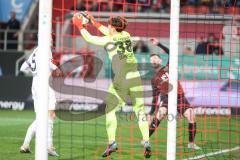 3. Liga; FC Ingolstadt 04 - SC Freiburg II; Torchance Jannik Mause (7, FCI) Torwart Lukas Schneller hält
