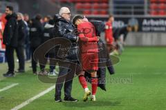 3. Liga; FC Ingolstadt 04 - TSG Hoffenheim II; Sieg Jubel Freude Vorsitzender des Vorstandes Peter Jackwerth (FCI) gratuliert Yann Sturm (7, FCI)