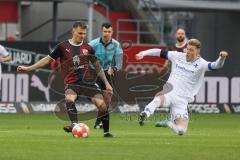 2.BL; FC Ingolstadt 04 - SV Darmstadt 98; Zweikampf Kampf um den Ball Florian Pick (26 FCI) Skarke Tim (27 SVD)