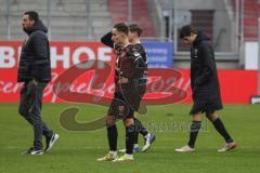 2.BL; FC Ingolstadt 04 - SV Darmstadt 98; Spiel ist aus, Niederlage, hängende Köpfe Sportmanager Malte Metzelder (FCI) Dennis Eckert Ayensa (7, FCI) Denis Linsmayer (23, FCI) Merlin Röhl (34, FCI)