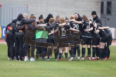 2. Fußball-Liga - Frauen - Saison 2022/2023 - FC Ingolstadt 04 - Eintracht Frankfurt II - Die Mannschaft bildet einen Kreis vor dem Spiel - Foto: Meyer Jürgen