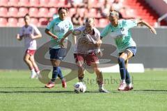 2. Frauen-Bundesliga; FC Ingolstadt 04 - SC Sand; Penzkofer Nina (29 FCI) Zweikampf Kampf um den Ball Fischer Milena (6 Sand) Tranziska Jakob (17 S05)
