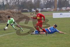 Kreisliga - Saison 2024/25- SV Hundszell - TSV Kösching-  - Jonas Betz rot Kösching - Tim Liesegang blau Hundszell - Lucas Steinbach Torwart Hundszell - Foto: Meyer Jürgen