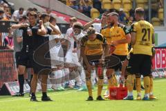 2.BL; Dynamo Dresden - FC Ingolstadt 04, Trinkpause auf beiden Seiten wegen der Hitze