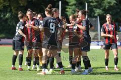 *** 2. Bundesliga Frauen - Saison 2025/26 - FC Ingolstadt 04 Frauen - Victoria Berlin - Die Spielerinnen klatschen sich ab vor dem Spiel - XXXXX - Foto: Meyer Jürgen