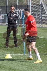 3.Liga - Saison 2022/2023 - FC Ingolstadt 04 -  - Cheftrainer Michael Köllner (FCI) beim ersten Training - Cheftrainer Michael Köllner (FCI) sieht beim warm machen zu - Foto: Meyer Jürgen