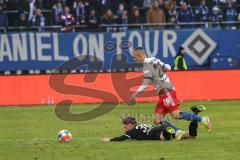 2.BL; Hamburger SV - FC Ingolstadt 04; Maximilian Neuberger (38, FCI) Zweikampf Kampf um den Ball Muheim Miro (28 HSV)