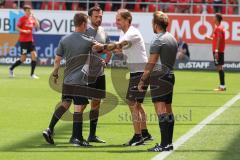 3. Fußball-Liga - Saison 2022/2023 - FC Ingolstadt 04 - SpVgg Bayreuth - Cheftrainer Rüdiger Rehm (FCI) begrüßt die Schiedsrichter - Foto: Meyer Jürgen