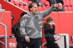 2.BL; FC Ingolstadt 04 - SC Paderborn 07; Cheftrainer Rüdiger Rehm (FCI) an der Seitenlinie, Spielerbank schreit