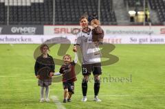 2.BL; SV Sandhausen - FC Ingolstadt 04 - Spiel ist aus Danke Sieg 0:2, Feiern mit den Fans Fankurve, Ex-Spieler Denis Linsmayer (23, FCI) bedankt sich bei den Sandhausener Fans im Trikot mit seinen Kindern