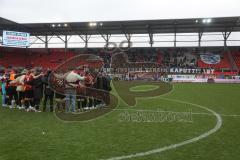 3.Liga - Saison 2022/2023 - FC Ingolstadt 04 -  - FC Freiburg II - Die Mannschaft bildet einen Kreis nach dem Spiel - Enttäuscht - Spruchband - Choreo - Fans - Banner - Foto: Meyer Jürgen