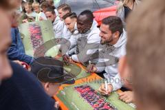 3. Liga; FC Ingolstadt 04 - offizielle Mannschaftsvorstellung auf dem Ingolstädter Stadtfest, Rathausplatz; Autogrammstunde für die Fans, Pascal Testroet (37, FCI) Moussa Doumbouya (27, FCI) Dominik Franke (3 FCI)