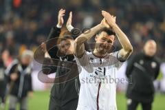 3. Liga; Dynamo Dresden - FC Ingolstadt 04; Spie lst aus Unentschieden Remis 2:2 Spieler bedanken sich bei den Fans Lukas Fröde (34, FCI)