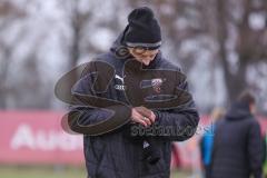 2. Frauen-Bundesliga - Saison 2021/2022 - FC Ingolstadt 04 - FC Bayern München II - Thorsten Splieth Co-Trainer (FCI) sieht auf die Uhr - Foto: Meyer Jürgen