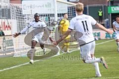 3. Liga; SV Meppen - FC Ingolstadt 04; Tor Jubel Treffer 0:2  mit dem Kopf Moussa Doumbouya (27, FCI) mit Tobias Bech (11, FCI) Torwart Harsman Matthis (1 SVM) geschlagen