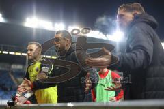 3. Liga; SV Waldhof Mannheim - FC Ingolstadt 04; Spieler bei den Fans, Niederlage, hängende Köpfe, Diskussion mit Fans, Spieler fordern mehr für die jungen Mitspieler, Pascal Testroet (37, FCI) Torwart Marius Funk (1, FCI) Denis Linsmayer (23, FCI)