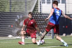 3. Liga; FC Ingolstadt 04 - Trainingsauftakt, erstes Training nach der Sommerpause; Torwart Markus Ponath (1, FCI) Trainingsspiel Frederik Christensen (11, FCI)