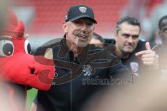 3. Liga; FC Ingolstadt 04 - Rot-Weiss Essen; Sieg Jubel Freude Besprechung auf dem Feld Kreis Cheftrainer Achim Beierlorzer (FCI)
