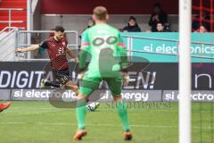 3. Liga; FC Ingolstadt 04 - SG Dynamo Dresden; Lukas Fröde (34, FCI) Torwart Broll Kevin (35 DD)