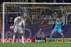 DFB Pokal; Borussia Dortmund - FC Ingolstadt 04; Tor durch Hazard Thorgan (10 BVB) Torwart Fabijan Buntic (24, FCI) Merlin Röhl (34, FCI) ohne Chance