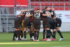 Toto-Pokal - Saison 2023/2024 - FC Ingolstadt 04 - Jahn Regensburg - Die Mannschaft bildet einen Kreis vor dem Spiel - Foto: Meyer Jürgen