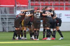 Toto-Pokal - Saison 2023/2024 - FC Ingolstadt 04 - Jahn Regensburg - Die Mannschaft bildet einen Kreis vor dem Spiel - Foto: Meyer Jürgen