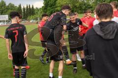 Relegation 2 - U17 - SSV Jahn Regensburg - FC Ingolstadt 04 - Spiel ist aus, 1:1 Ingolstadt steigt in die Bundesliga U17 auf, Jubel Party Feier, Team läuft aufs Spielfeld zum Gratulieren, Valentin Hoti (6 FCI)