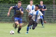 A-Klasse - SV Oberstimm - SV Haunwöhr - Julius Walter blau Haunwöhr - Samuel Oladele Fasakin weiss Oberstimm - Foto: Jürgen Meyer