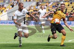 2.BL; Dynamo Dresden - FC Ingolstadt 04, Maximilian Beister (11, FCI) Zweikampf mit Knipping Tim (4 DD)