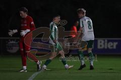 Landesliga - Saison 2025/26 - SV Manching - SC Oberweikertshofen - Rainer Meisinger (Nr.8 - SV Manching) passt auf Sebastian Graßl (Nr.10 - SV Manching) der zum 2:0 Führungstreffer einschiesst - jubel - Dzwonik Marco Torwart Oberweikertshofen  - Foto: Mey