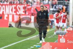 3. Liga; Rot-Weiss Essen - FC Ingolstadt 04; Cheftrainerin Sabrina Wittmann (FCI) an der Seitenlinie, Spielerbank enttäuscht nachdenklich