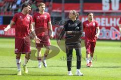 3. Liga; FC Ingolstadt 04 - VfL Osnabrück; Ognjen Drakulic (30, FCI) scherzt mit Cheftrainerin Sabrina Wittmann (FCI) vor dem Spiel Jasper Maljojoki (23, FCI) Emilio Kehrer (44, FCI)